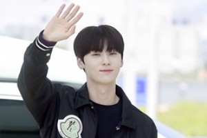 뉴이스트 황민현, 공항 빛내는 남다른 비주얼 ‘미소가 절로’