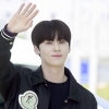 뉴이스트 황민현, 공항 빛내는 남다른 비주얼 ‘미소가 절로’