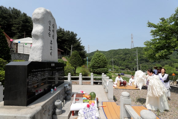 4일 경기도 양주시 광적면 효촌리에서 열린 효순미선 평화공원 터열기 미군 추모비 이전식에서 고인의 넋을 위로하는 전통의식이 진행되고 있다. 이 추모비는 2002년 미군 장갑차에 두 학생이 희생된 자리에 미군이 세운 것이다. 효순미선평화공원조성위원회는 같은 자리에 평화공원을 조성하고 시민 추모비를 놓기 위해 미군 추모비를 이전할 예정이다. 2019.6.4  연합뉴스