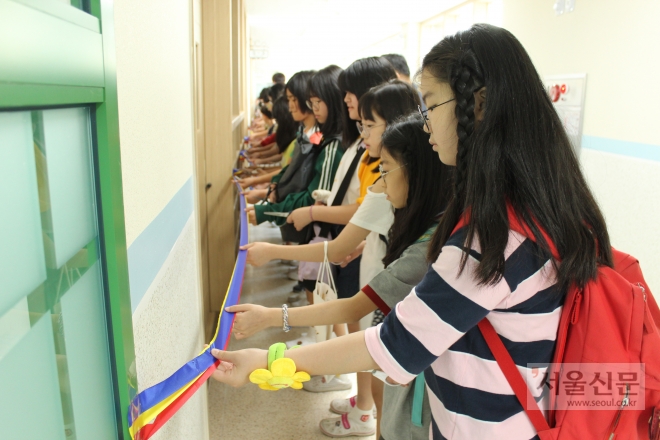 김포시 걸포초교 증축교실 준공식에서 학생들이 테이프커팅을 하고 있다. 걸포초 제공