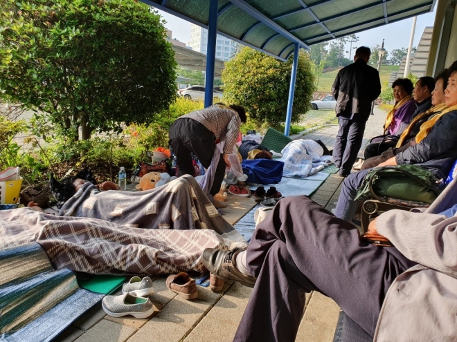 여수수산물특화시장 상인 30여명이 지난 3일부터 여수시청 별관 건물 밖 노상에서 생계 대책을 호소하며 무기한 노숙농성에 들어갔다.