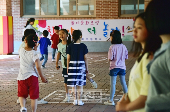 지난달 31일 서울 동작구 영화초등학교 학생들이 사방치기를 하며 환하게 웃고 있다. 이종원 선임기자 jongwon@seoul.co.kr