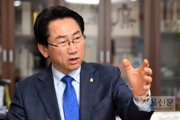 김영종 서울 종로구청장이 4일 집무실에서 서울신문과 인터뷰를 갖고 대한항공 송현동 부지의 공공 매입을 통한 숲문화공원 조성 사업 재추진 계획을 설명하고 있다. 도준석 기자 pado@seoul.co.kr