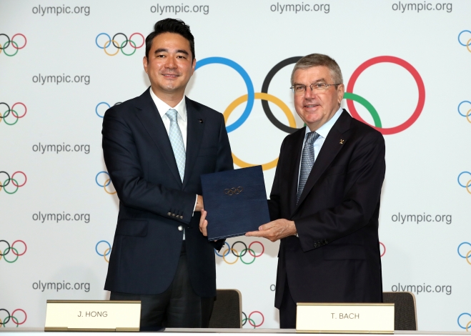 토마스 바흐 IOC 위원장(오른쪽)과 홍정도 중앙일보·JTBC 대표이사 사장. JTBC 제공