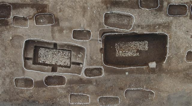 창원 현동 유적에서 발견된 목곽묘. 5세기 당시 최고위층 부부의 묘로 추정된다. 출토 유물의 제작기술과 무덤의 규모로 볼 때 839호(왼쪽) 무덤과 840호 무덤은 각각 여자와 남자의 것으로 보인다. 문화재청 제공