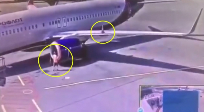 비행기 날개 위로 트래픽콘(원형뿔의 도로 표지)을 발로 차 날려버린 남성 모습(유튜브 영상 캡처)