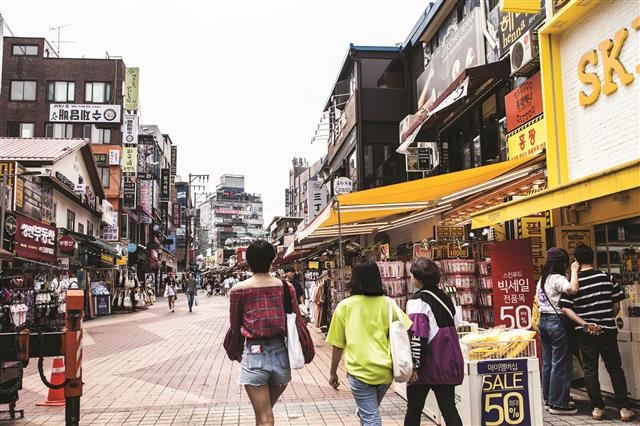 이호철의 ‘서울은 만원이다’에 등장하는 김현옥의 희망과 좌절이 서려 있는 곳이다. 홍대 앞 주차장길을 따라 오른쪽에 약 250m에 걸쳐 서울미래유산인 2~3층짜리 단층건물 서교365가 펼쳐진다. 건물 뒤 골목은 서교시장이다. 당인리발전소용 석탄을 실어 나르던 기찻길이었다.