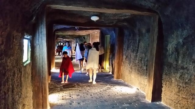 충남 보령시 폐광 냉풍욕장에서 피서를 즐기는 사람들이 추운지 숄 등을 걸치고 있다. 보령시 제공