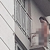 ‘횡설수설’ 50대 남성 아파트 12층서 알몸 투신 소동
