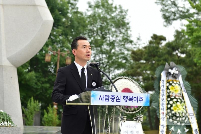 이항진 시장이 6일 상동 영월근린공원 현충탑에서 열린 제64회 현충일 추념식에서 추념사를 하고있다. 2019.06.06  여주시 제공