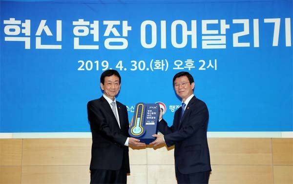 4월 30일 정부세종청사에서 열린 제1회 ‘혁신현장 이어달리기’ 행사에서 진영(왼쪽) 행정안전부 장관이 문성혁 해양수산부 장관에게 정부 혁신 상징물인 혁신온도계를 전달하고 있다. 행정안전부 제공