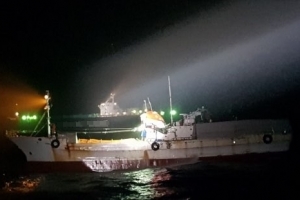 통영 앞 바다서 4000t톤 화객선과 240t 어획운반선 충돌, 큰 피해 없어