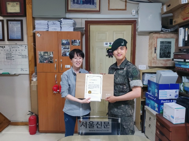 현충일인 지난 6일 육군 50사단에 복무 중인 송규호 중위(우측)가 경기도 광주 퇴촌면에 있는 나눔의 집을 찾아 500만원의 후원금을 전달했다. 사진은 송규호 중위와 김정숙 나눔의 집 사무국장이 기념촬영을 하고 있는 모습. [나눔의 집 제공]
