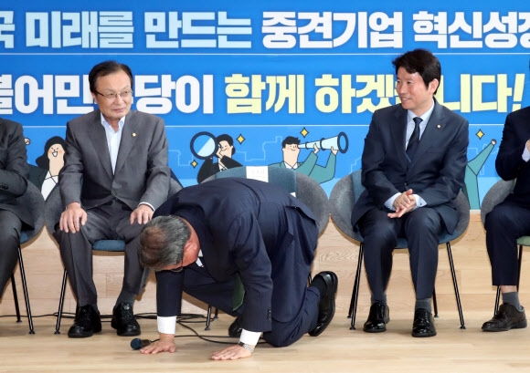 큰절하는 강호갑 중견기업연합회 회장