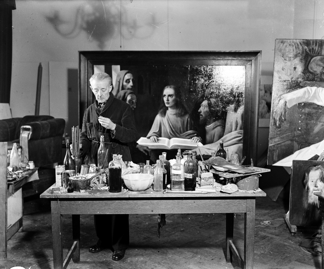 세기의 위조범이자 네덜란드 화가인 한 판 메이헤런이 1945년 자신의 집에서 위작을 만들고 있는 모습  네덜란드 국립문서보관소 제공