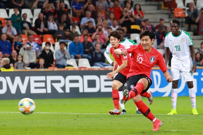 9일(한국시간) 폴란드 비엘스코-비아와 경기장에서 열린 2019 국제축구연맹(FIFA) 남자축구 20세 이하(U-20) 월드컵 8강 세네갈과의 경기에서 후반 이강인 선수가 비디오판독(VAR)로 얻어낸 패널티킥을 골로 연결하고 있다. 2019.6.9 연합뉴스