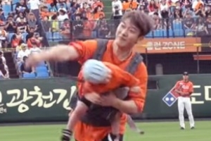 최민환, 아기띠 시구 논란..아들 목 꺾여 “위험천만 상황”[SSEN이슈]