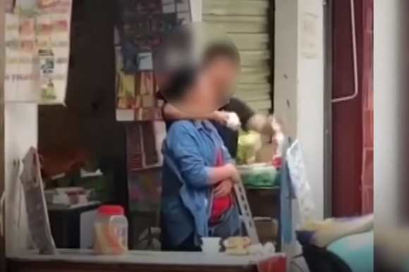 흉기 인질극 벌인 중국 남성 제압하는 경찰