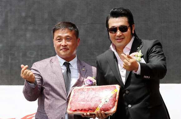 육우 선물받은 홍보대사 김보성