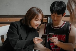 ‘봄밤’ 한지민X정해인X김준한, 비하인드컷 보니 ‘확 다른 분위기’