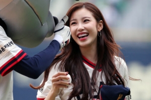 [포토] 전효성, 시구 마친 뒤 ‘함박웃음’