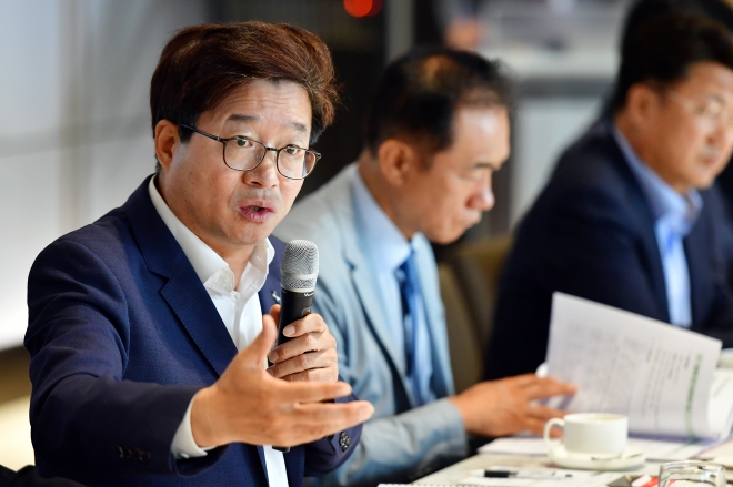 염태영 수원시장이 10일 버스 대책회의에서 국토부·경기도의 토론회 참석을 촉구했다. 