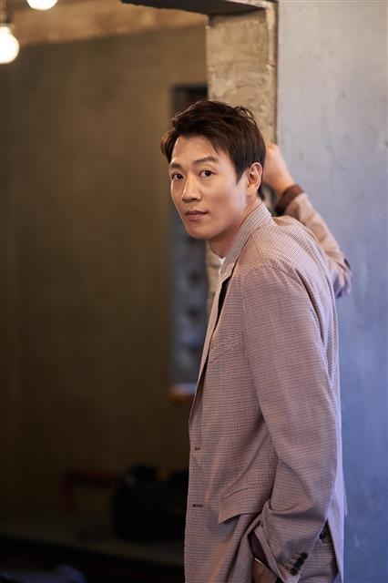 배우 김래원은 연예계에서 잘 알려진 ‘낚시광’이다. “때로 절벽에 매달린 채 목숨을 걸고 낚시를 할 때도 있다”는 그는 영화와 낚시가 꽤 닮은 구석이 있다고 했다. “영화도 그렇고 낚시도 그렇고 결과를 알 수 없고, 과정이 맞는지 틀린지 알 수 없다는 점이 비슷한 것 같아요. 무에서 시작해서 유를 창조하는 느낌이랄까요.”  메가박스중앙(주)플러스엠 제공