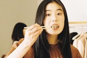 정은채, 먹방이 이렇게 예쁘면 곤란해 ‘동양미’