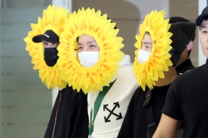 방탄소년단 진 제이홉 슈가, 이런 입국패션은 처음 ‘활짝 핀 해바라기’