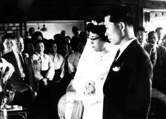 고 김대중 전 대통령과 고 이희호 여사의 결혼식 모습 1961년 5월 10일 두 사람은 이 여사의 외삼촌댁인 서울 종로구 체부동의 한옥집에서 결혼식을 올렸다. 이 여사는 40세로 초혼이었고 38세의 김 전 대통령은 재혼이었다.  연합뉴스