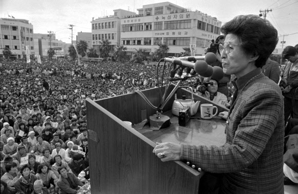 1987년 11월 당시 평민당 김대중 대통령 후보의 서귀포 유세장에서 이 여사가 단상에서 지원 연설을 하는 모습. 연합뉴스