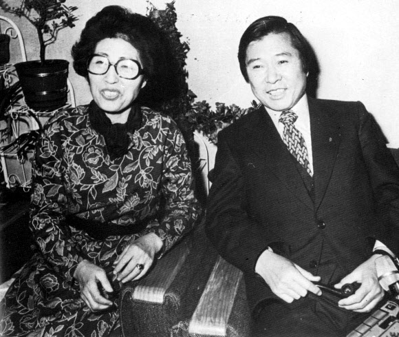 1979년 12월 8일 긴급조치 해제에 따라 연금에서 풀려난 김대중 전대통령이 부인 이희호 여사와 함께 기자회견을 하는 모습. 연합뉴스