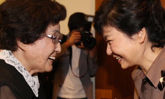 22일 오후 새누리당 박근혜 대통령후보가 동교동 김대중도서관을 방문,이희호 여사를 예방하고 환담하고 있다.오른쪽은 이학재 비서실장. 2012.8.22  안주영 기자 jya@seoul.co.kr