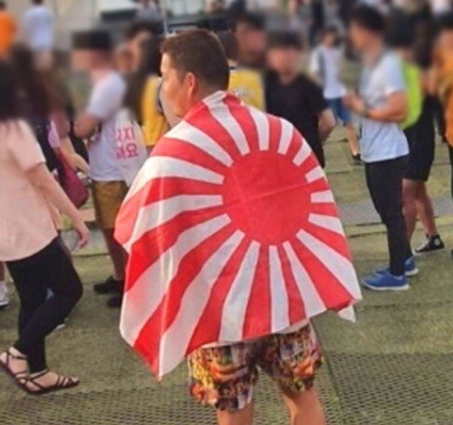 지난 7일부터 9일까지 경기도 용인에서 열린 음악축제 ‘울트라 코리아 2019’에 참석한 한 일본인이 ‘욱일기’를 몸에 두르고 돌아다녔다는 사실이 알려져 논란이 일고 있다. [서경덕 교수 제공]