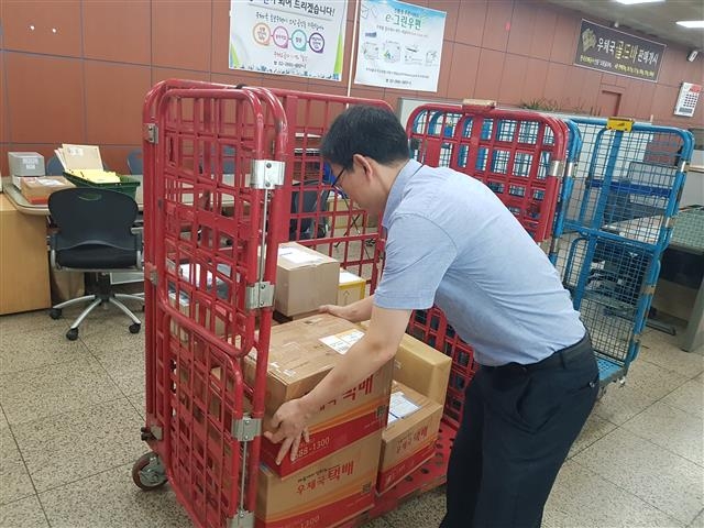 11일 서울 강서우체국에서 권형근 주무관이 택배 물건을 옮기고 있다.