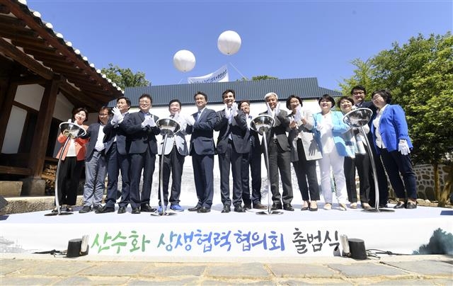 서철모(왼쪽에서 일곱 번째) 화성시장과 염태영(여덟 번째) 수원시장, 곽상욱(아홉 번째) 오산시장이 지난달 28일 화성 융건릉에서 ‘산수화 상생협력협의회’ 출범식을 갖고 있다. 화성시 제공