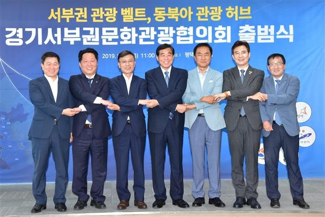 박승원(왼쪽부터) 광명시장, 장덕천 부천시장, 정하영 김포시장, 윤화섭 안산시장, 정장선 평택시장, 서철모 화성시장, 김태정 시흥시부시장이 지난달 30일 ‘경기서부권문화관광협의회’ 출범식 후 기념촬영을 하고 있다. 안산시 제공