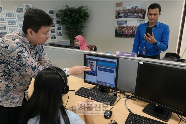 김연준(왼쪽) 신한인도네시아은행 e뱅킹부장이 현지 직원과 함께 하반기 시행 예정인 ‘비대면 계좌개설 서비스’를 점검하고 있다.