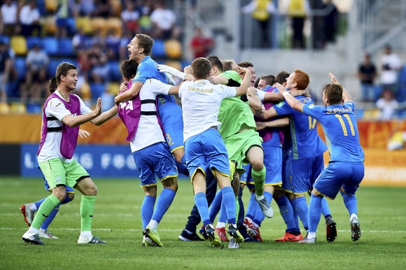 12일(한국시간) 폴란드 그디니아에서 열린 2019 국제축구연맹 20세 이하 월드컵에서 이탈리아를 1-0으로 꺾고 결승에 진출한 우크라이나 선수들이 서로 얼싸안으며 승리를 자축하고 있다. 그디니아(폴란드) EPA 연합뉴스