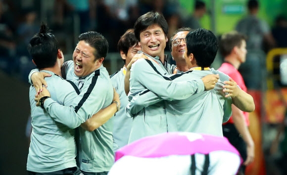 2019 국제축구연맹(FIFA) 20세 이하(U20) 월드컵 한국 대표팀을 이끌고 있는 정정용(앞줄 왼쪽 세 번째) 감독이 12일(한국시간) 에콰도르를 1-0으로 꺾고 결승에 진출한 직후 코칭스태프를 끌어 안으며 승리의 기쁨을 나누고 있다. 루블린(폴란드) 연합뉴스