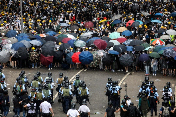 경찰 최루탄에 우산으로 맞선 시위대