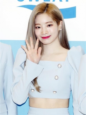 트와이스 다현, 앙증맞은 손인사