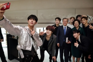 [포토] 몬스타엑스, 문재인 대통령-김정숙 여사와 ‘기념 촬영’