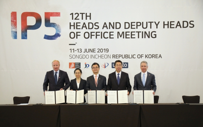 박원주(가운데) 특허청장을 비롯한 선진 5개(IP5) 특허청장은 13일 인천 송도 쉐라톤호텔에서 열린 제12차 IP5 청장회의에서 4차 산업혁명 신기술이 가져올 변화에 대응해 글로벌 특허시스템을 개선해 나간다는 내용의 ‘공동선언문’을 채택했다. 특허청 제공