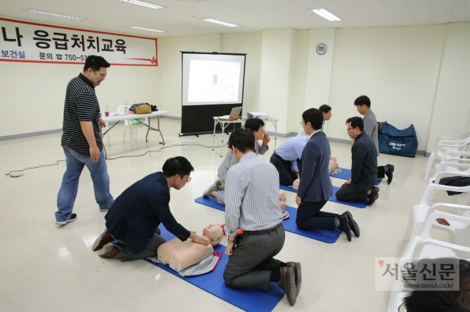 가천대 교직원 응급처치교육에서 직원들이 심폐소생술 교육을 받고 있다.                       가천대 제공 