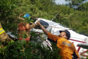 여수 야산에 소형 경비행기 추락…조종사 낙하산 탈출
