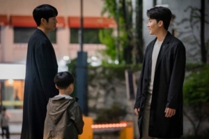 ‘봄밤’ 정해인-김준한, 새어나온 감정 ‘웃고 있지만 웃는 게 아냐’