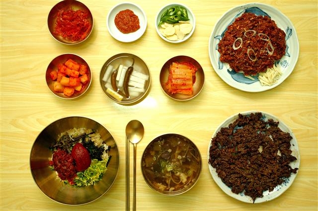 화려함을 자랑하는 진주비빔밥 상차림.