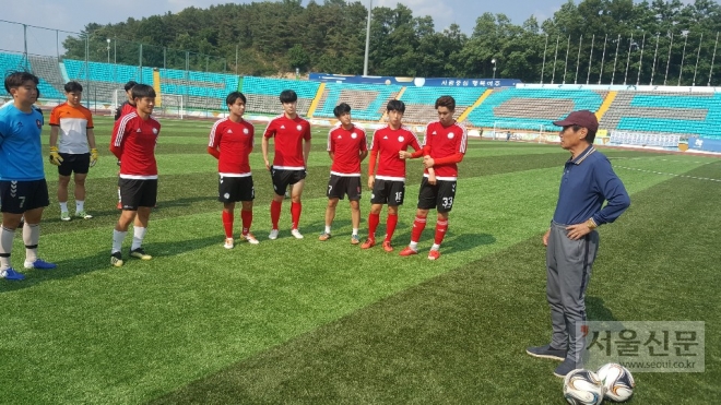 박종환(오른쪽 첫번째) 총감독이 12일 경기 여주시민구단 구장에서 선수들에게 전술지도를 하고 있다. 