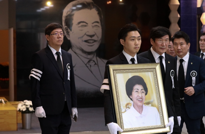 14일 오전 서울 마포구 김대중 도서관에서 김대중 전 대통령의 부인 고 이희호 여사의 노제가 진행됐다. 손자 김종대 씨와 유가족들이 김대중 도서관을 나서고 있다. 2019.6.14 연합뉴스